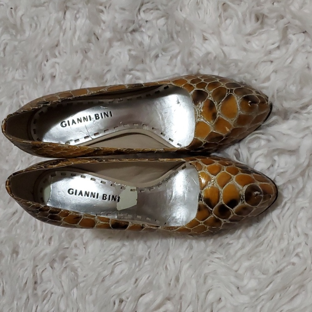 Barely worn size 6M 4 inch heels